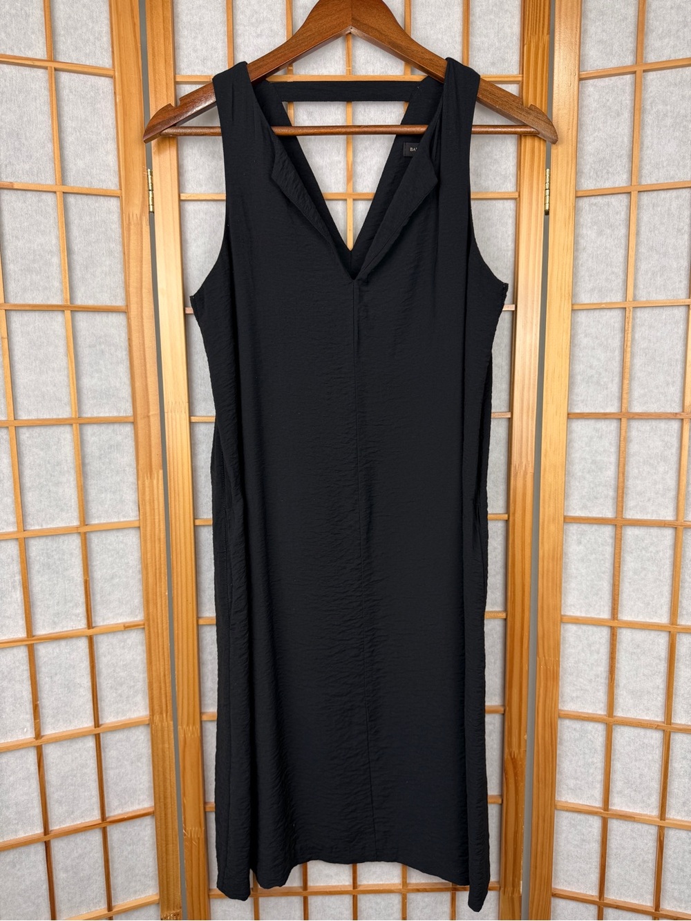 Banana Republic Black Sleeveless V-Neck Shift Dress Strap Back Satin Small